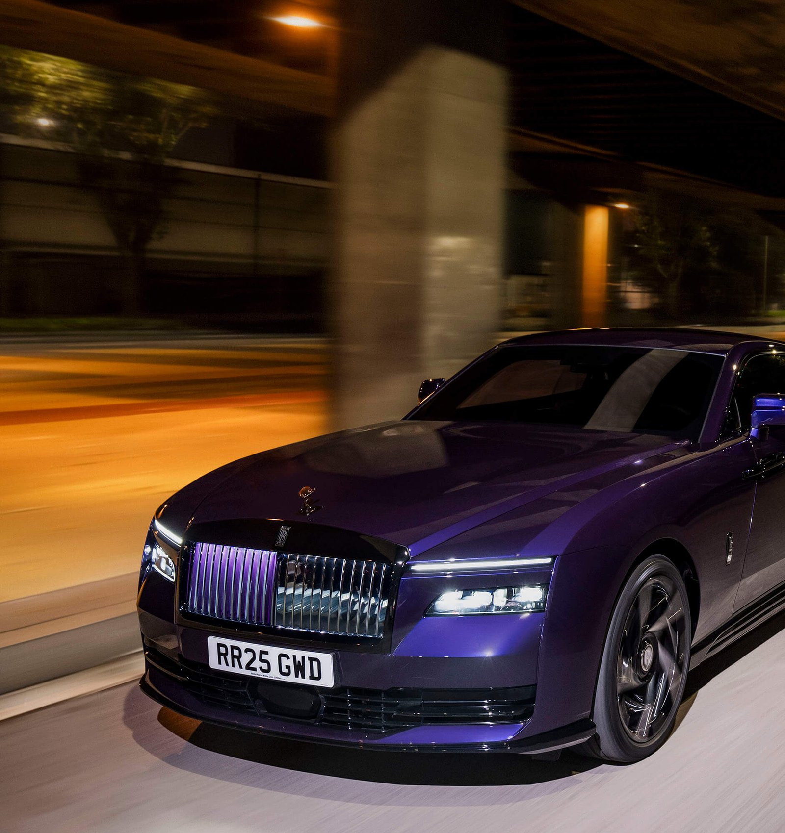 Rolls-Royce Black Badge Spectre Front 3_4 Tracking